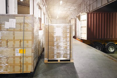 Transport of pallet goods and metallurgical material